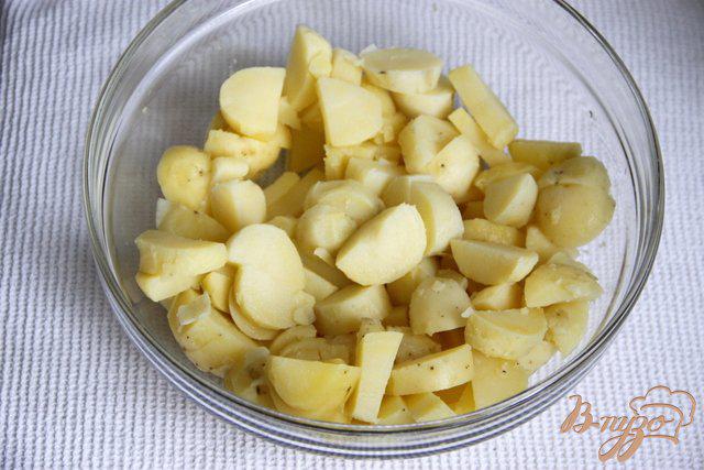 Фото приготовление рецепта: Картофельный салат с зелёной фасолью, маслинами и помидорами шаг №1