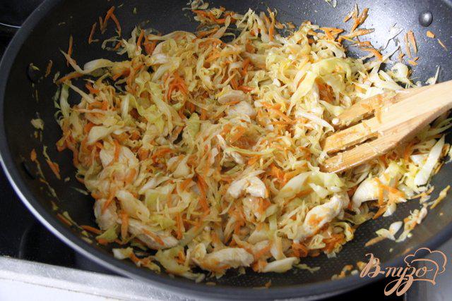Фото приготовление рецепта: Куриное филе с молодой капустой стир-фрай шаг №6