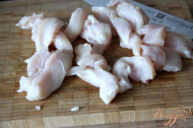 Фото приготовление рецепта: Куриное филе с молодой капустой стир-фрай шаг №1