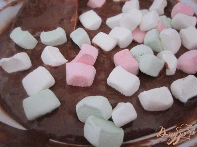 Фото приготовление рецепта: Шоколадный кекс с маршмеллоу шаг №5