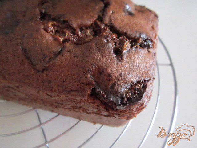 Фото приготовление рецепта: Шоколадный кекс с маршмеллоу шаг №7