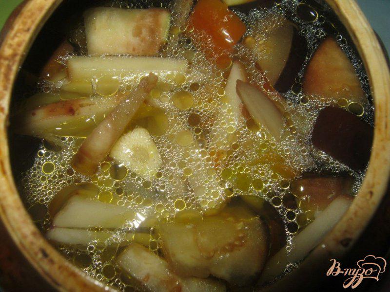 Фото приготовление рецепта: Мясо с баклажанами в горшочке шаг №6