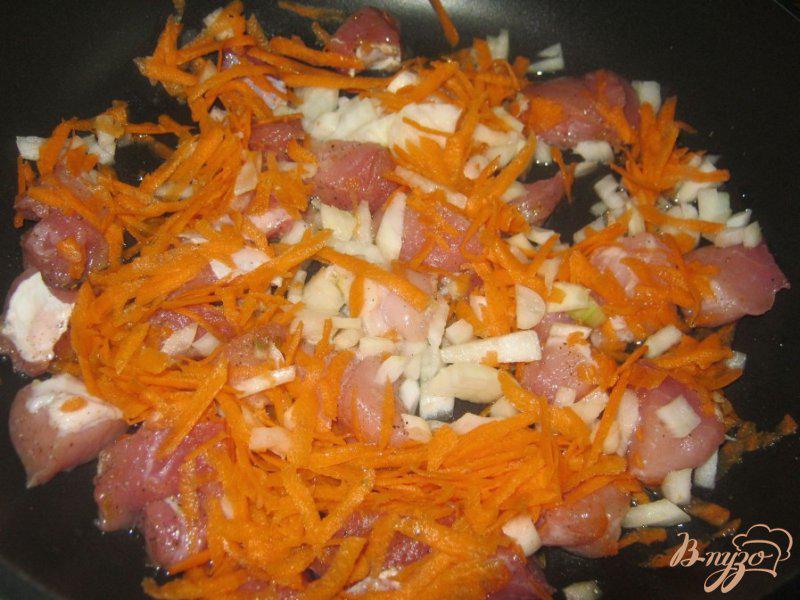 Фото приготовление рецепта: Мясо с баклажанами в горшочке шаг №3