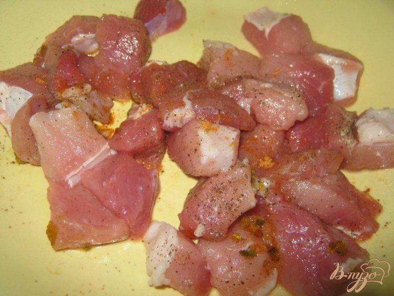 Фото приготовление рецепта: Мясо с баклажанами в горшочке шаг №2