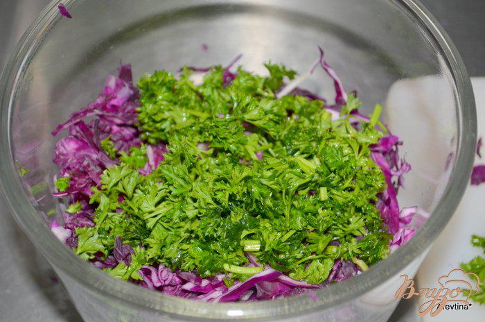 Фото приготовление рецепта: Салат с красной капустой и кукурузой шаг №1