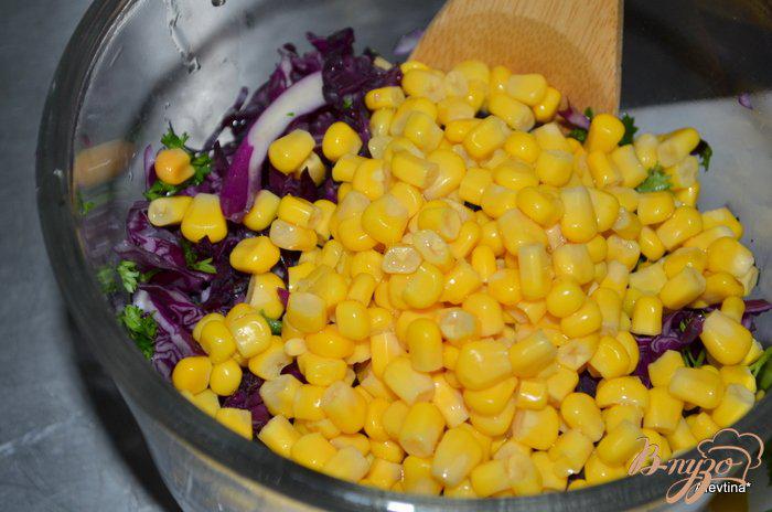 Фото приготовление рецепта: Салат с красной капустой и кукурузой шаг №2