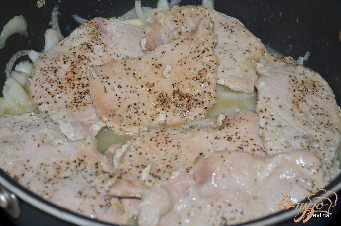 Фото приготовление рецепта: Свиные котлеты с яблочным пюре и хреном шаг №2