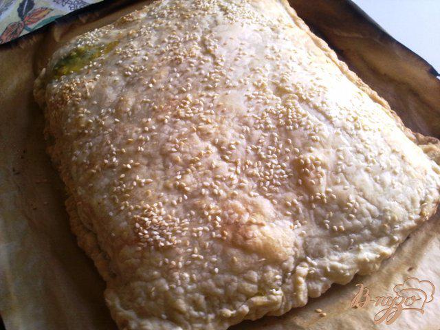 Фото приготовление рецепта: Пирог со шпинатом и сыром камамбер шаг №11