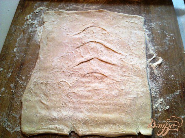Фото приготовление рецепта: Пирог со шпинатом и сыром камамбер шаг №7
