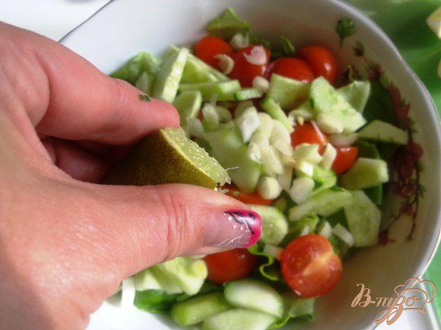Фото приготовление рецепта: Салат латук  с помидорами черри шаг №7