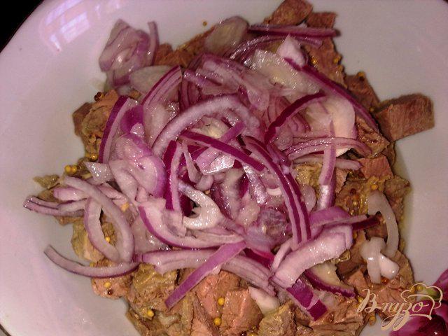 Фото приготовление рецепта: Салат с говядиной и оливками шаг №5