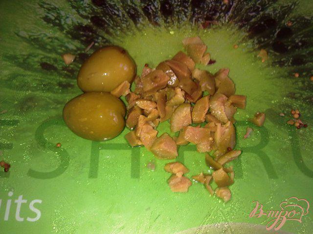 Фото приготовление рецепта: Салат с говядиной и оливками шаг №6