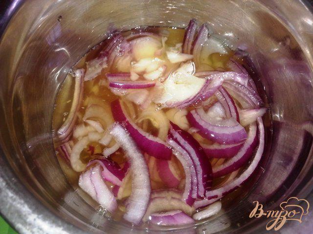 Фото приготовление рецепта: Салат с говядиной и оливками шаг №3