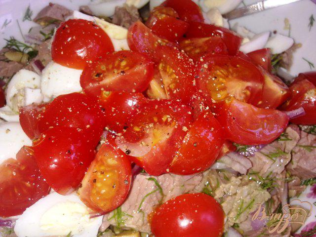 Фото приготовление рецепта: Салат с говядиной и оливками шаг №11