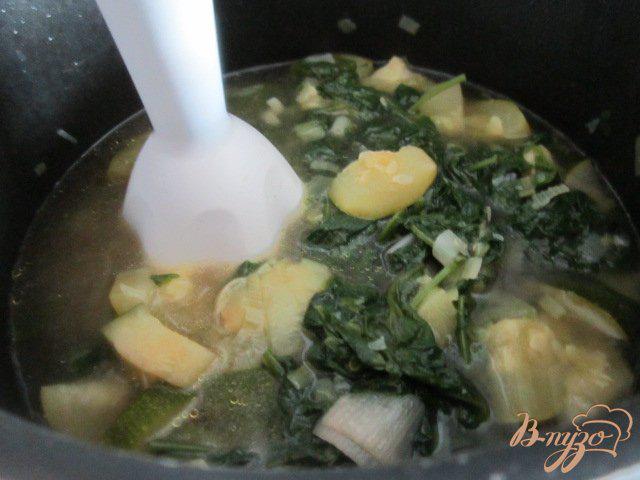 Фото приготовление рецепта: Холодный суп из цукини с ботвой редиса шаг №3