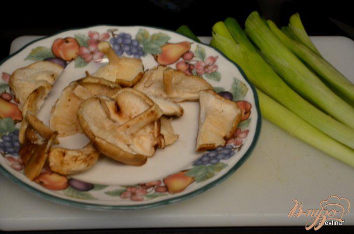 Фото приготовление рецепта: Шашлык с грибами шиитаке и зеленым луком шаг №4