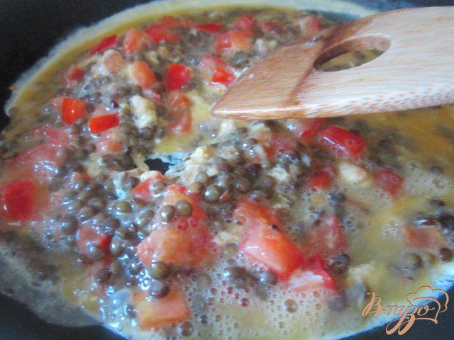 Фото приготовление рецепта: Омлет-болтанка с чечевицей и томатом шаг №4