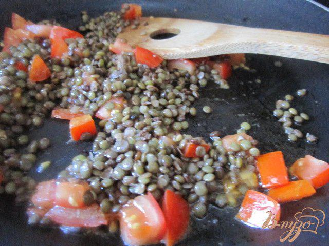 Фото приготовление рецепта: Омлет-болтанка с чечевицей и томатом шаг №3
