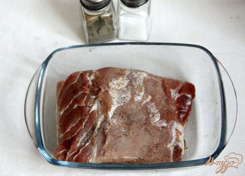 Фото приготовление рецепта: Свинина, запечённая под хлебной корочкой шаг №2