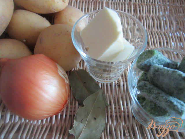 Фото приготовление рецепта: Давленый картофель с луком и шпинатом шаг №1