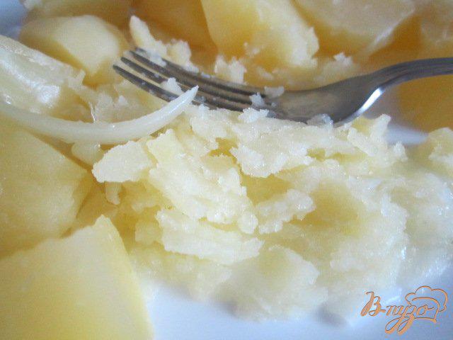 Фото приготовление рецепта: Давленый картофель с луком и шпинатом шаг №3