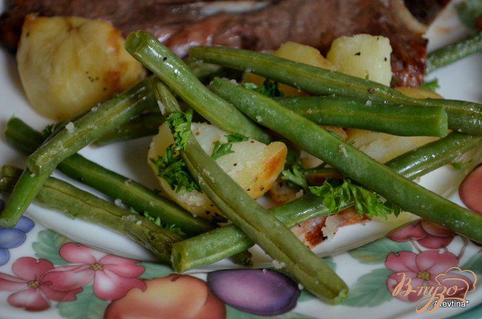 Фото приготовление рецепта: Запеченный картофель с зеленой фасолью шаг №4