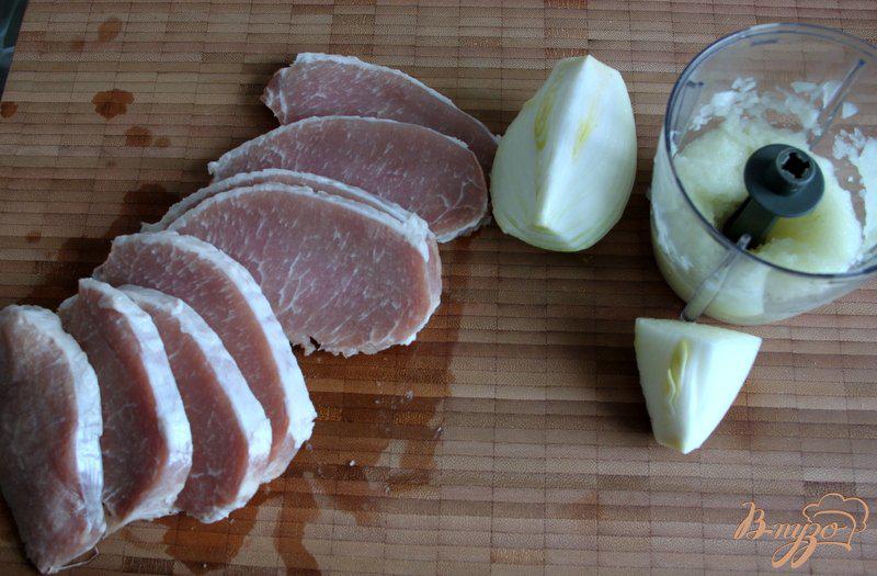Фото приготовление рецепта: Отбивные из свинины в луковом кляре шаг №1