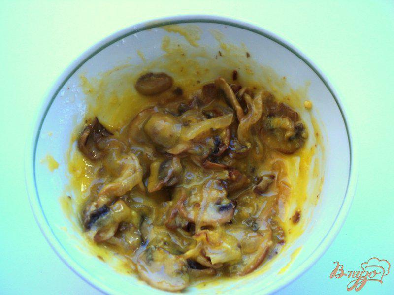 Фото приготовление рецепта: Омлет с грибами шаг №4