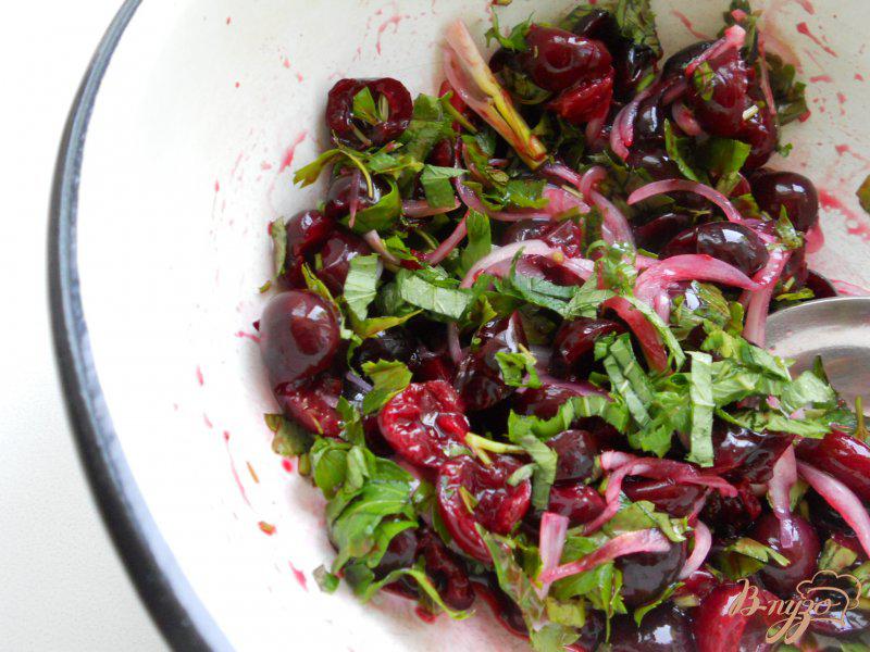 Фото приготовление рецепта: Салат из вишни - Туршгилас шаг №5