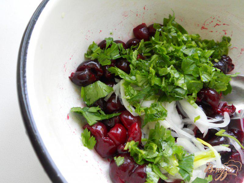 Фото приготовление рецепта: Салат из вишни - Туршгилас шаг №4