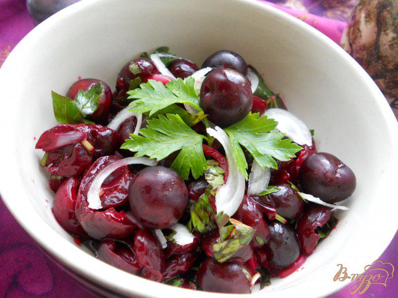 Фото приготовление рецепта: Салат из вишни - Туршгилас шаг №6