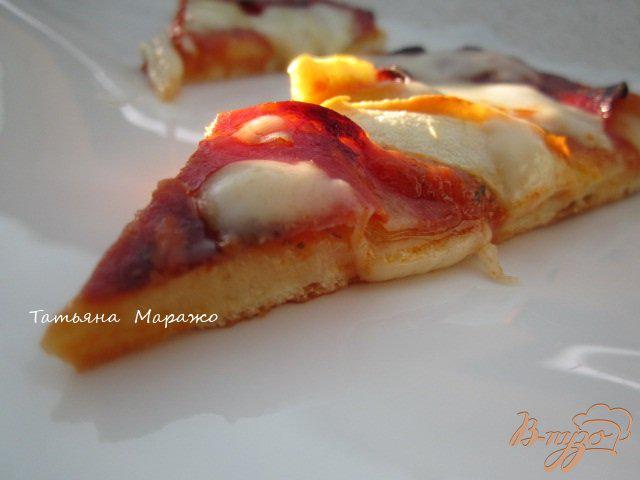 Фото приготовление рецепта: Пицца с чоризо , яблоком и моцареллой шаг №8