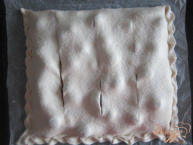 Фото приготовление рецепта: Пирог с яблоками и черникой (голубикой) шаг №5