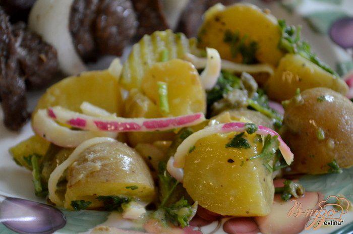 Фото приготовление рецепта: Салат картофельный с корнишонами шаг №3