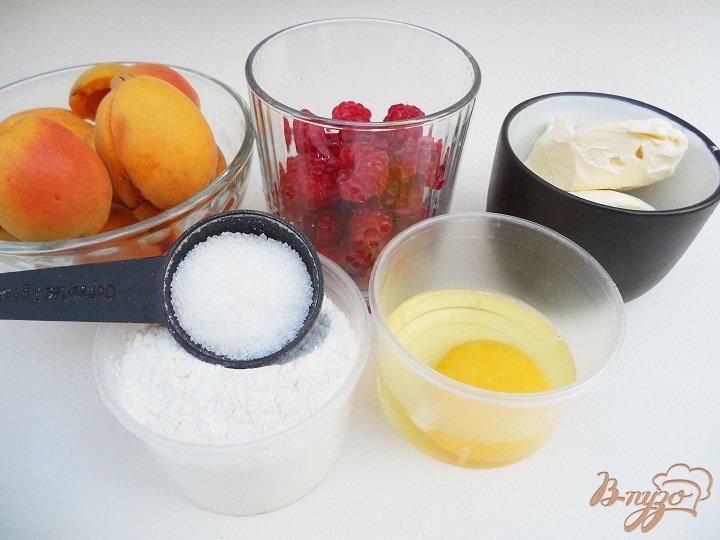Фото приготовление рецепта: Пирог с абрикосами и малиновым центром шаг №1