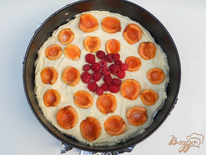 Фото приготовление рецепта: Пирог с абрикосами и малиновым центром шаг №4