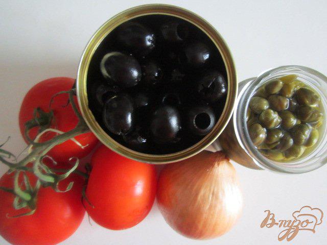 Фото приготовление рецепта: Салат из помидор и маслин с каперсами шаг №1