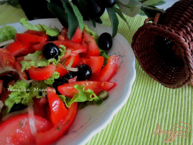 Фото приготовление рецепта: Салат из помидор и маслин с каперсами шаг №5