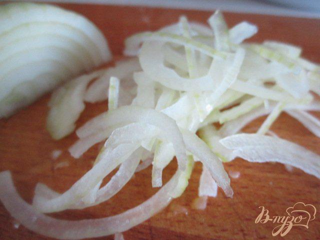 Фото приготовление рецепта: Салат из помидор и маслин с каперсами шаг №3