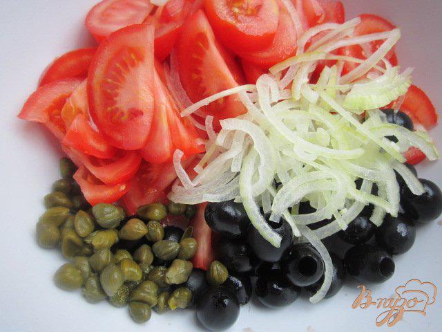 Фото приготовление рецепта: Салат из помидор и маслин с каперсами шаг №4