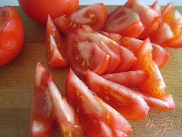 Фото приготовление рецепта: Салат из помидор и маслин с каперсами шаг №2