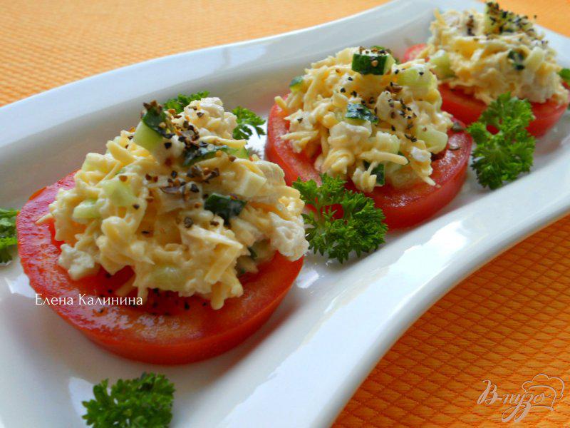 Фото приготовление рецепта: Закуска «Салат на помидорах» шаг №4