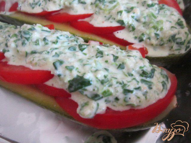 Фото приготовление рецепта: Цукини с томатами под шпинатово-сырным соусом шаг №4