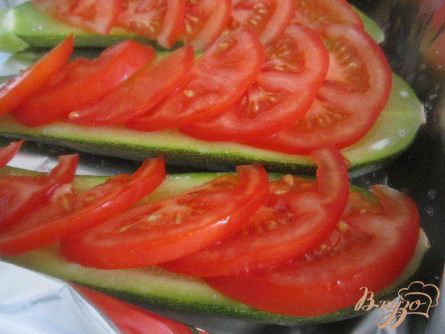 Фото приготовление рецепта: Цукини с томатами под шпинатово-сырным соусом шаг №3