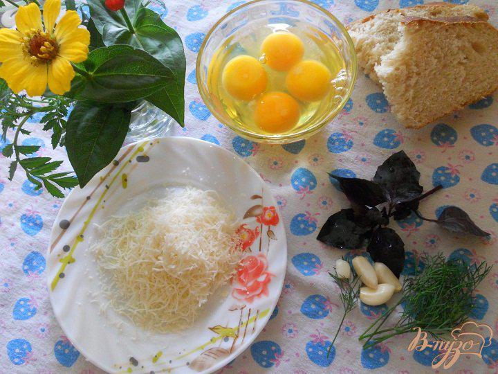 Фото приготовление рецепта: Гренки с яйцом и пармезаном шаг №1