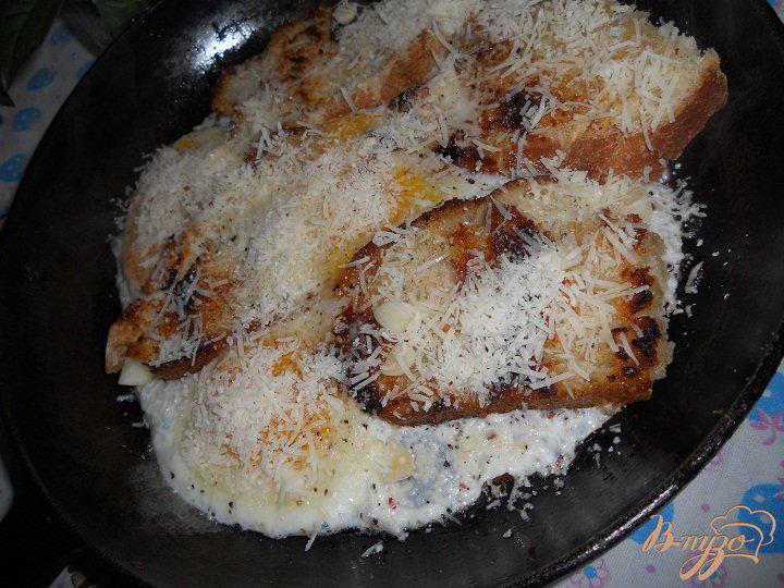 Фото приготовление рецепта: Гренки с яйцом и пармезаном шаг №4