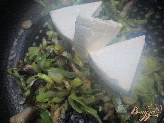 Фото приготовление рецепта: Картофельные лодочки с грибами и луком пореем шаг №4