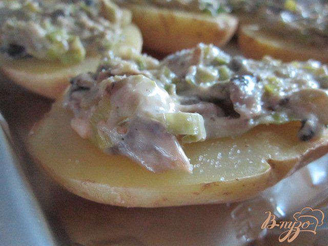 Фото приготовление рецепта: Картофельные лодочки с грибами и луком пореем шаг №5