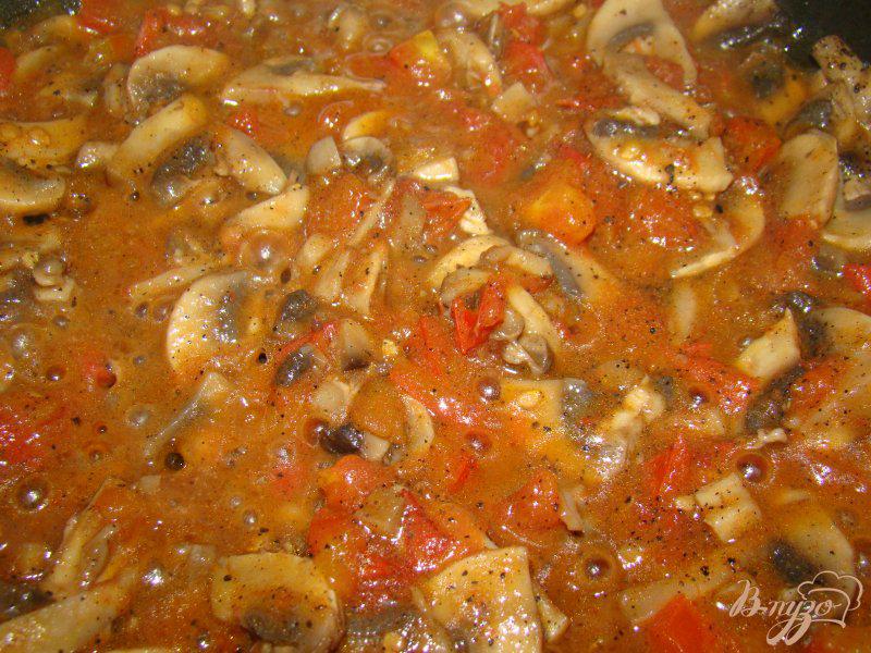 Фото приготовление рецепта: Спагетти с грибами и помидорами шаг №6