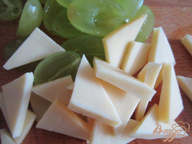 Фото приготовление рецепта: Салат с сыром и виноградом шаг №4